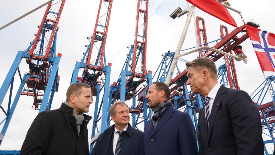Haakon werden Projekte im Hamburger Hafen zur grünen Umstellung der Industrie gezeigt Haakon werden Projekte im Hamburger Hafen zur grünen Umstellung der Industrie gezeigt