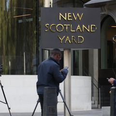 Medienvertreter vor dem New Scotland Yard in London