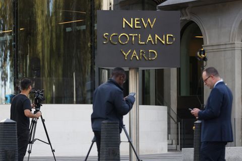 Medienvertreter vor dem New Scotland Yard in London