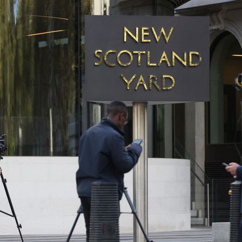 Medienvertreter vor dem New Scotland Yard in London