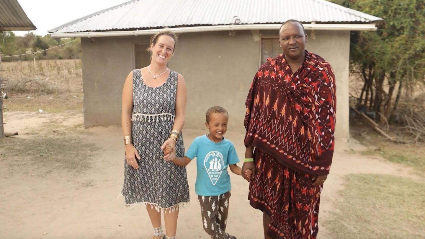 Tansania: Weiße Massai: Aussteigerin zeigt ihr neues Leben in Afrika