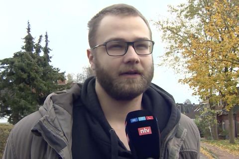Ein Nachbar berichtet, wie die Geiselnahme, die 18 Stunden später am Hamburger Flughafen endete, mit einem Vorwand, Geschrei und einer vorgehaltenen Waffe begann.