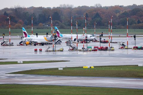 Flugzeuge stehen auf dem Rollfeld des Hamburger Flughafens still