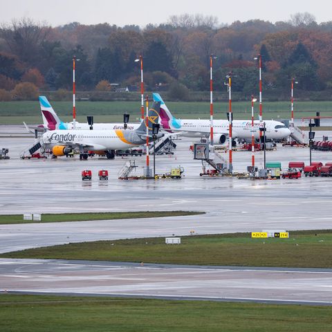 Flugzeuge stehen auf dem Rollfeld des Hamburger Flughafens still