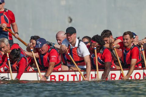 Der britische Thronfolger hält sich derzeit für eine Preisverleihung in Singapur auf. Dort hat er am Montag einen kurzen Stopp bei den „British Dragons“ eingelegt und ist mit ihnen Drachenboot gefahren – eine sehr beliebte Sportart in Singapur.