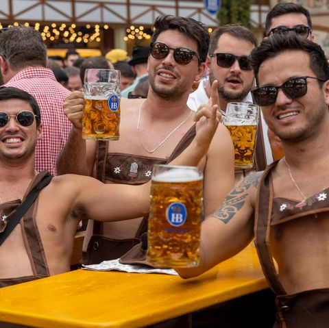 Bedienung mit Bier auf dem Oktoberfest