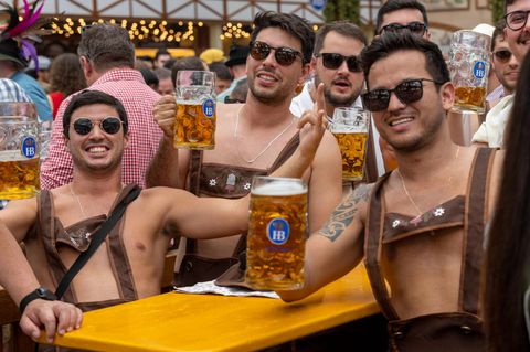 Bedienung mit Bier auf dem Oktoberfest