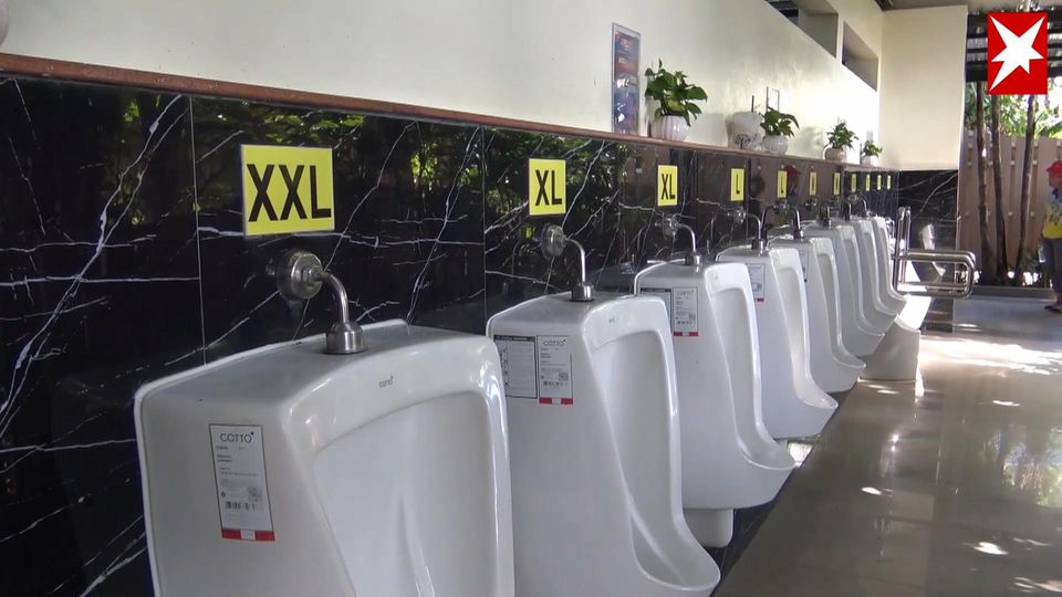 Tankstelle sortiert Urinale nach Penisgröße