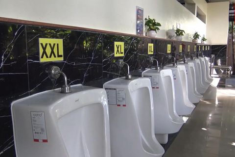 Tankstelle sortiert Urinale nach Penisgröße