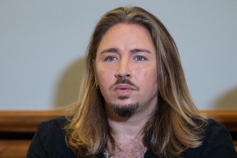 Der deutsche Rockmusiker Gil Ofarim sitzt im Saal des Landgerichts in Leipzig