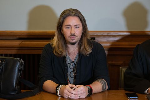 Gil Ofarim sitzt im Gerichtssaal in Leipzig