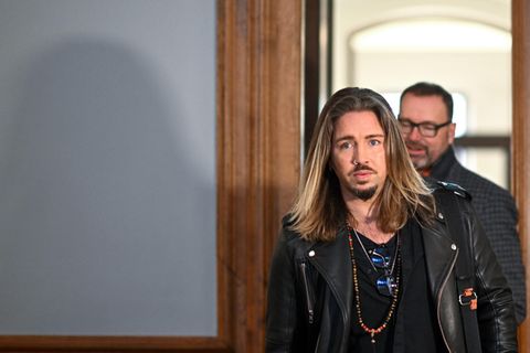 Gil Ofarim betritt am zweiten Prozesstag Saal 115 des Landgerichts Leipzig