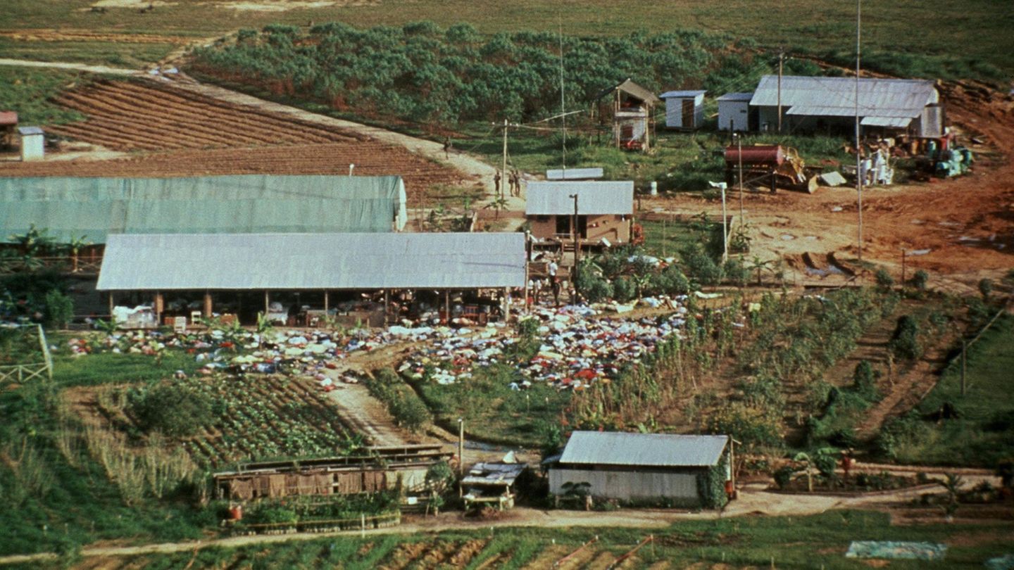 Blick auf Jonestown mit den im ganzen Ort liegenden Leichen