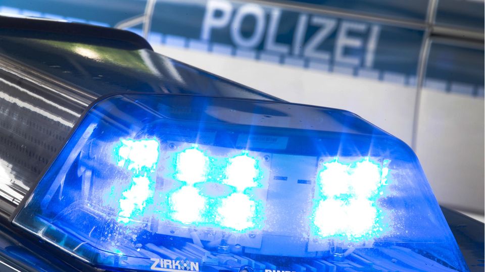 Blaulicht blinkt auf dem Dach eines Polizei-Autos