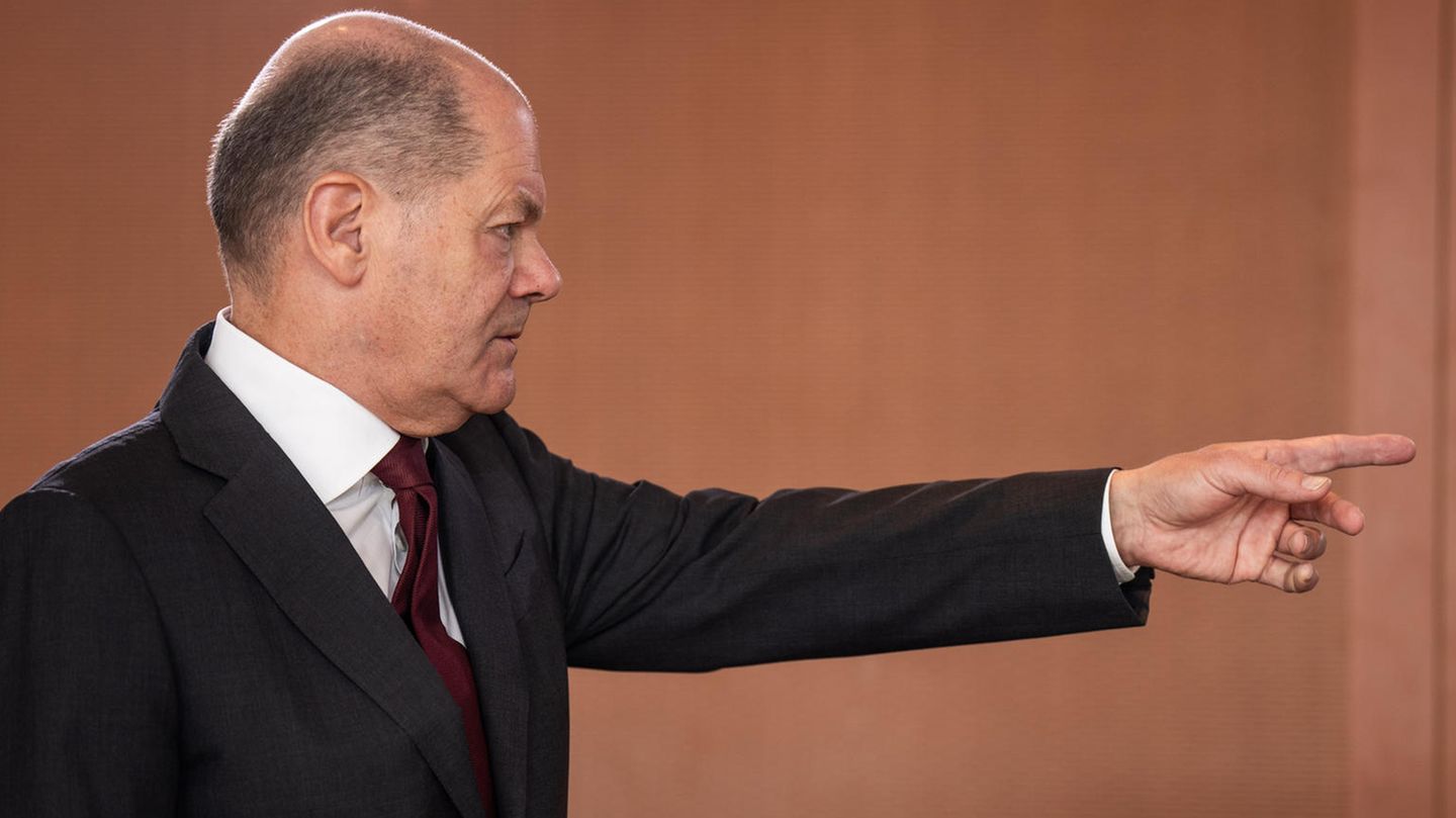 Olaf Scholz zeigt mit ausgestrecktem Zeigefinger in eine Richtung