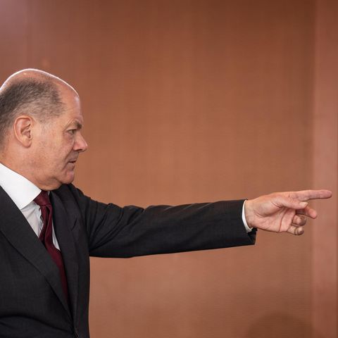 Olaf Scholz zeigt mit ausgestrecktem Zeigefinger in eine Richtung