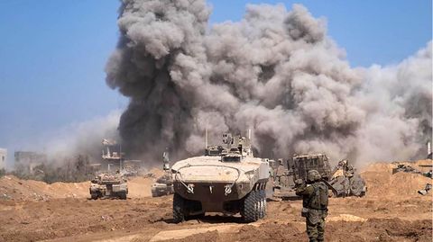 Bei Kämpfen zwischen dem israelischen Militär und der Hamas im Gazastreifen steigt Rauch auf