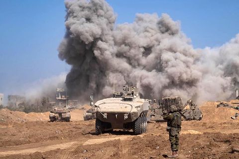 Bei Kämpfen zwischen dem israelischen Militär und der Hamas im Gazastreifen steigt Rauch auf