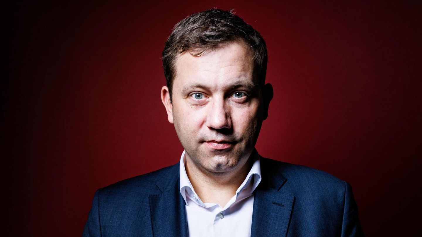 SPD-Chef Lars Klingbeil vor rotem Grund SPD-Chef Lars Klingbeil vor rotem Grund