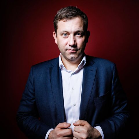 SPD boss Lars Klingbeil with a red background