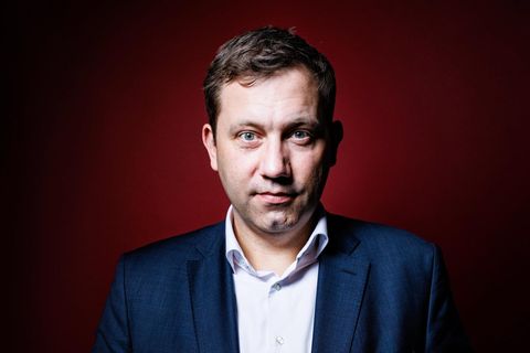 SPD-Chef Lars Klingbeil vor rotem Grund