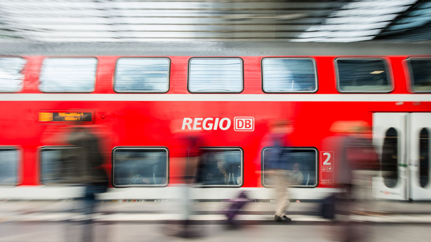 Das Deutschlandticket für Bus und Bahn könnte Pendler bald deutlich mehr kosten (Symbolbild)