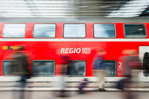 Das Deutschlandticket für Bus und Bahn könnte Pendler bald deutlich mehr kosten (Symbolbild)