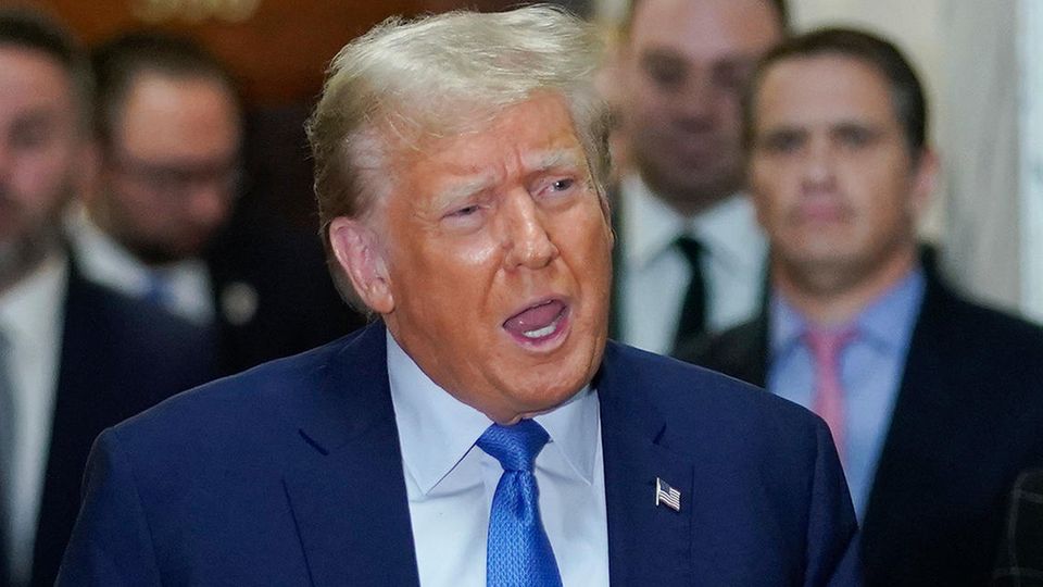Donald Trump spricht nach einer Aussage vor dem Obersten Gerichtshof von New York zur Presse