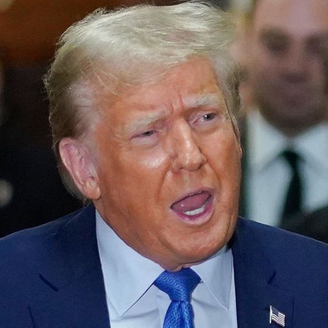 Donald Trump spricht nach einer Aussage vor dem Obersten Gerichtshof von New York zur Presse
