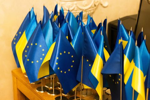 Kleine ukrainische und europäische Flaggen sind auf einem Tisch zu sehen