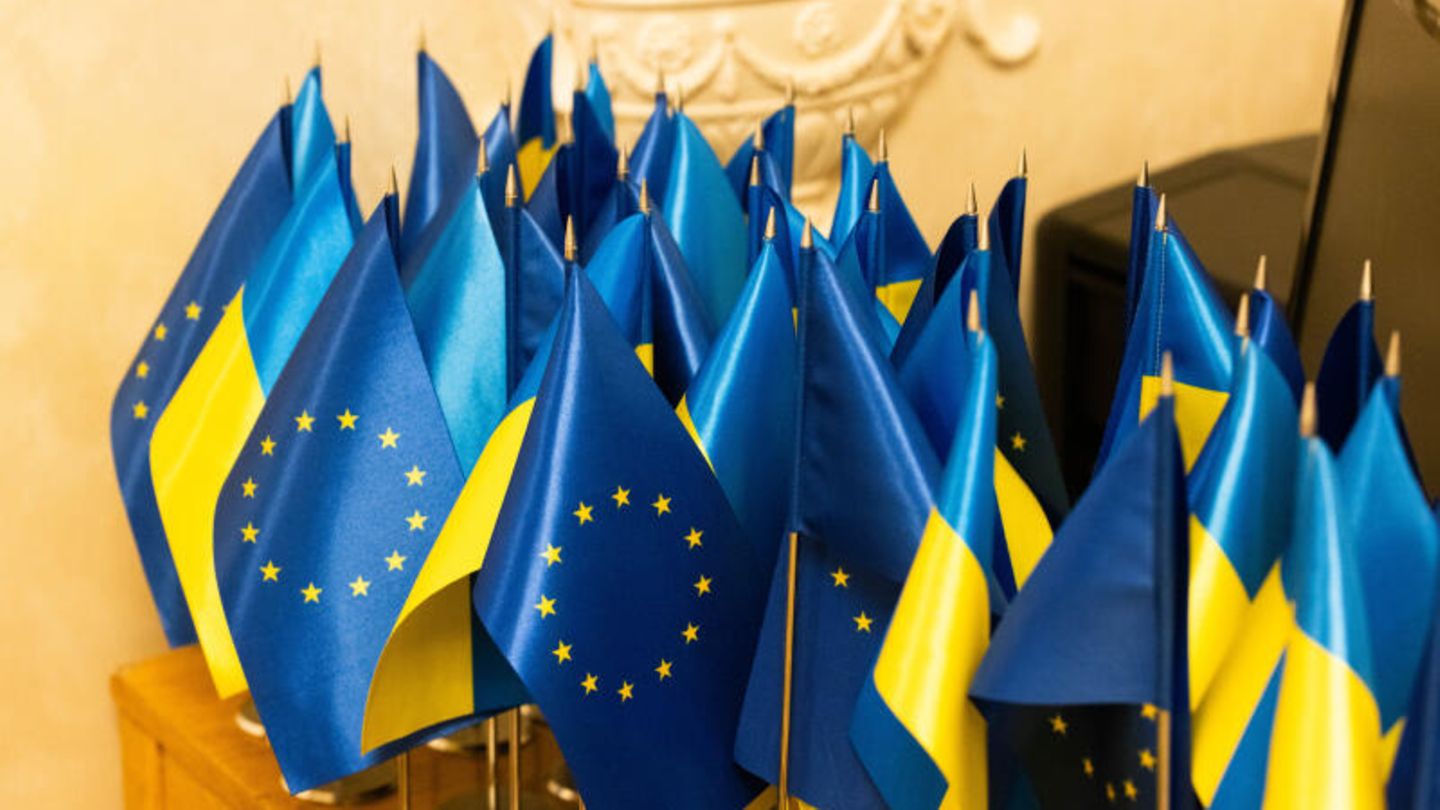 Kleine ukrainische und europäische Flaggen sind auf einem Tisch zu sehen