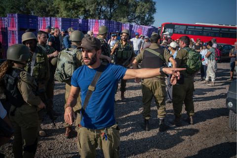 Israel: Ein Mann im T-Shirt deutet mit der Hand nach links. Es ist Avocado-Farmer Yarden Zemach