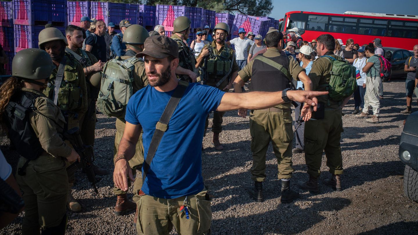 Israel: Ein Mann im T-Shirt deutet mit der Hand nach links. Es ist Avocado-Farmer Yarden Zemach
