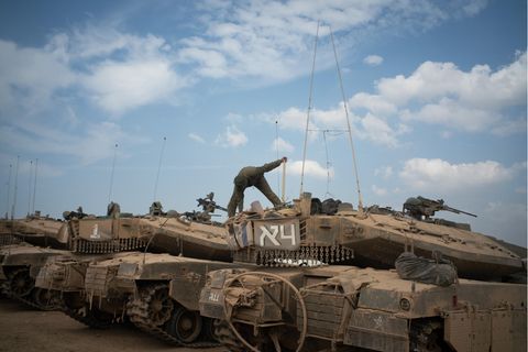 Israelische Panzer stehen an der Grenze zu Gaza bereit