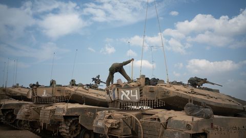 Israelische Panzer stehen an der Grenze zu Gaza bereit