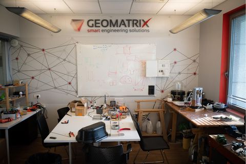 Leere Tische in einem Büro