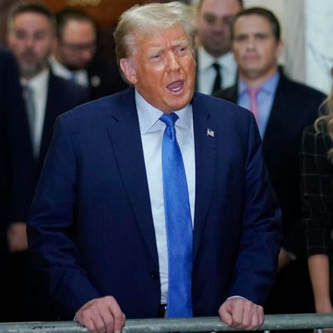 Donald Trump, ehemaliger Präsident der USA, beklagt sich außerhalb des Gerichtssaals über das Verfahren gegen sich