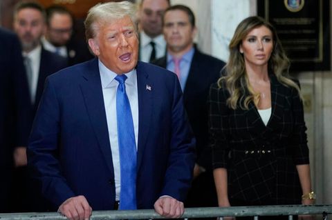 Donald Trump, ehemaliger Präsident der USA, beklagt sich außerhalb des Gerichtssaals über das Verfahren gegen sich