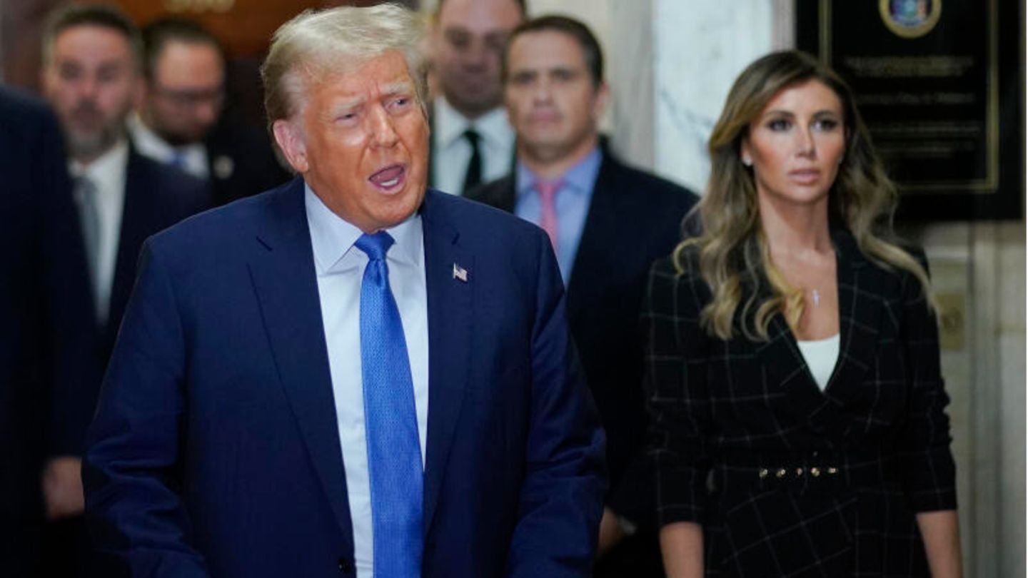 Donald Trump, ehemaliger Präsident der USA, beklagt sich außerhalb des Gerichtssaals über das Verfahren gegen sich Donald Trump, ehemaliger Präsident der USA, beklagt sich außerhalb des Gerichtssaals über das Verfahren gegen sich