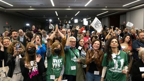 Befürworter von Abtreibungsrechten feiern in Columbus den Sieg des Referendums