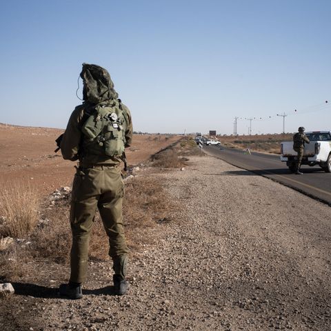 Israelische Soldaten stehen an einer Straße im Westjordanland