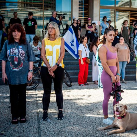 Stilles Gedenken: Vier Wochen nach dem Terror-Angriff des 7. Oktober halten Israelis in Tel Aviv für eine Schweigeminute inne