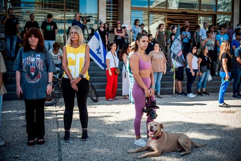 Stilles Gedenken: Vier Wochen nach dem Terror-Angriff des 7. Oktober halten Israelis in Tel Aviv für eine Schweigeminute inne