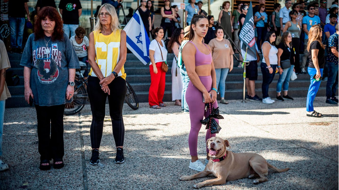 Stilles Gedenken: Vier Wochen nach dem Terror-Angriff des 7. Oktober halten Israelis in Tel Aviv für eine Schweigeminute inne