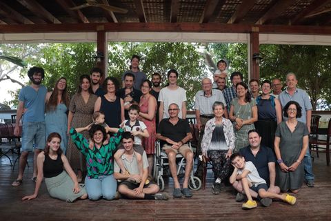 Eine Foto, das eine Großfamilie zeigt: Menschen, die zusammensitzen und stehen