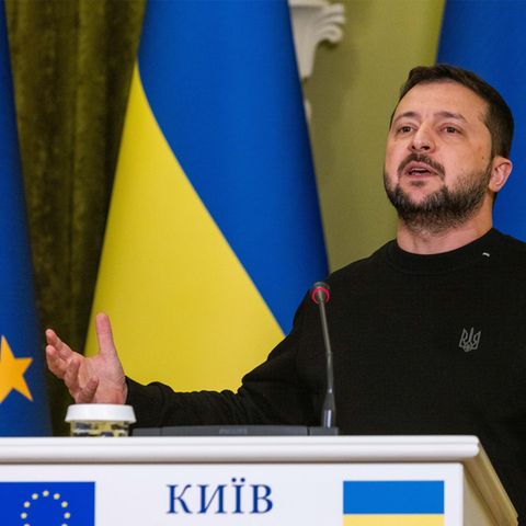 Wolodymyr Selenskyj, Präsident der Ukraine, steht gestikulierend an einem Rednerpult