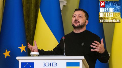Wolodymyr Selenskyj, Präsident der Ukraine, steht gestikulierend an einem Rednerpult