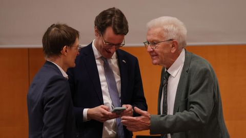 Die Ministerpräsidenten Winfried Kretschmann (Baden-Württemberg) und Hendrik Wüst (NRW) unterhalten sich mit Gesundheitsminister Karl Lauterbach zu Beginn des Bund-Länder-Gipfels im Bundeskanzleramt