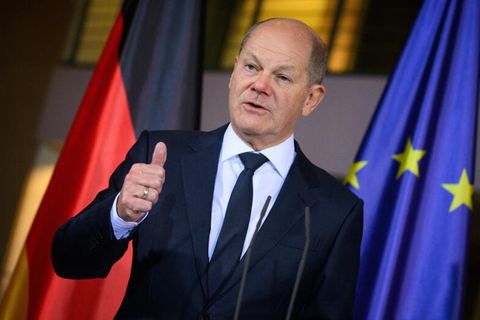 Bundeskanzler Olaf Scholz (SPD) äußert sich bei einer Pressekonferenz am Rande des Bund-Länder-Gipfels im Bundeskanzleramt zum Pakt für Planungsbeschleunigung