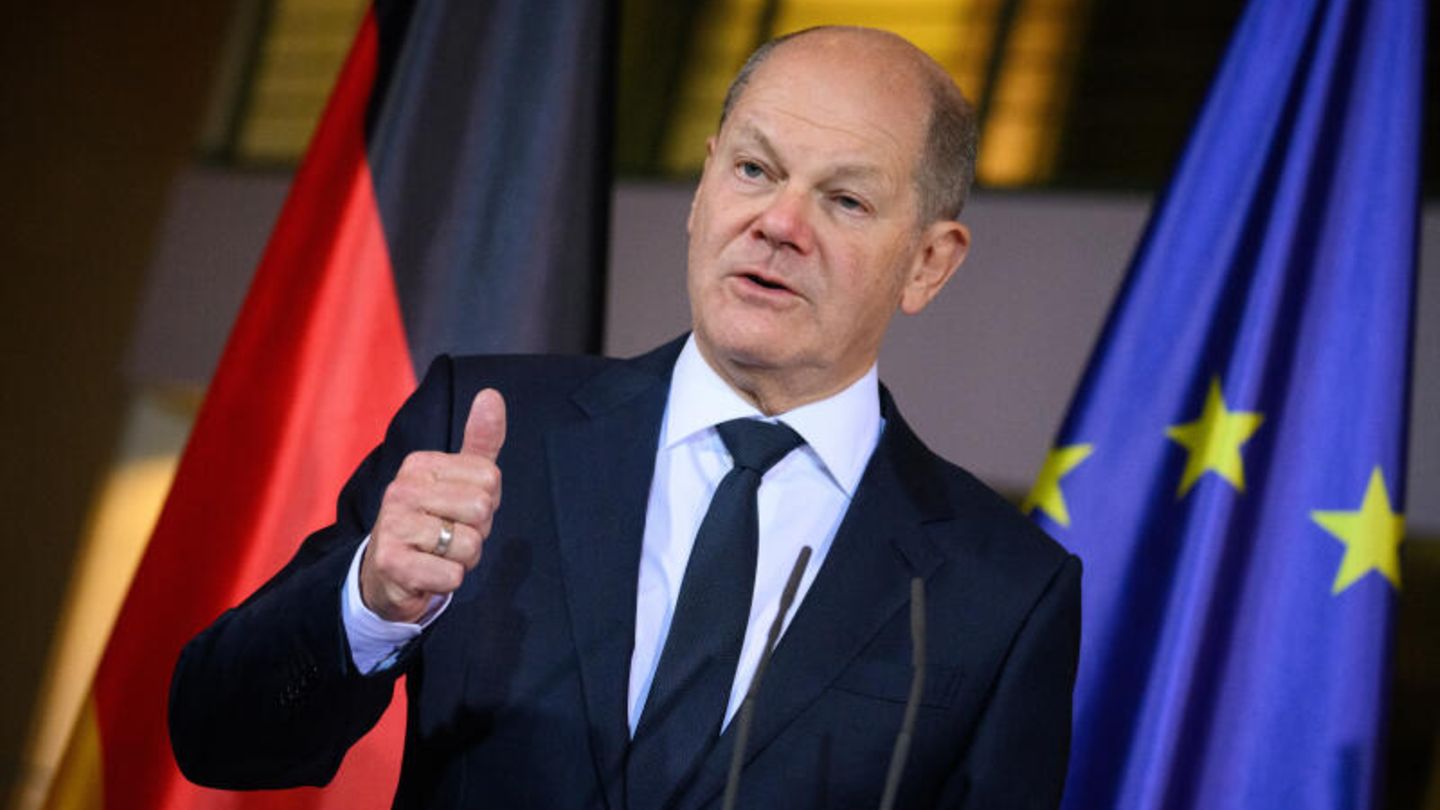 Bundeskanzler Olaf Scholz (SPD) äußert sich bei einer Pressekonferenz am Rande des Bund-Länder-Gipfels im Bundeskanzleramt zum Pakt für Planungsbeschleunigung